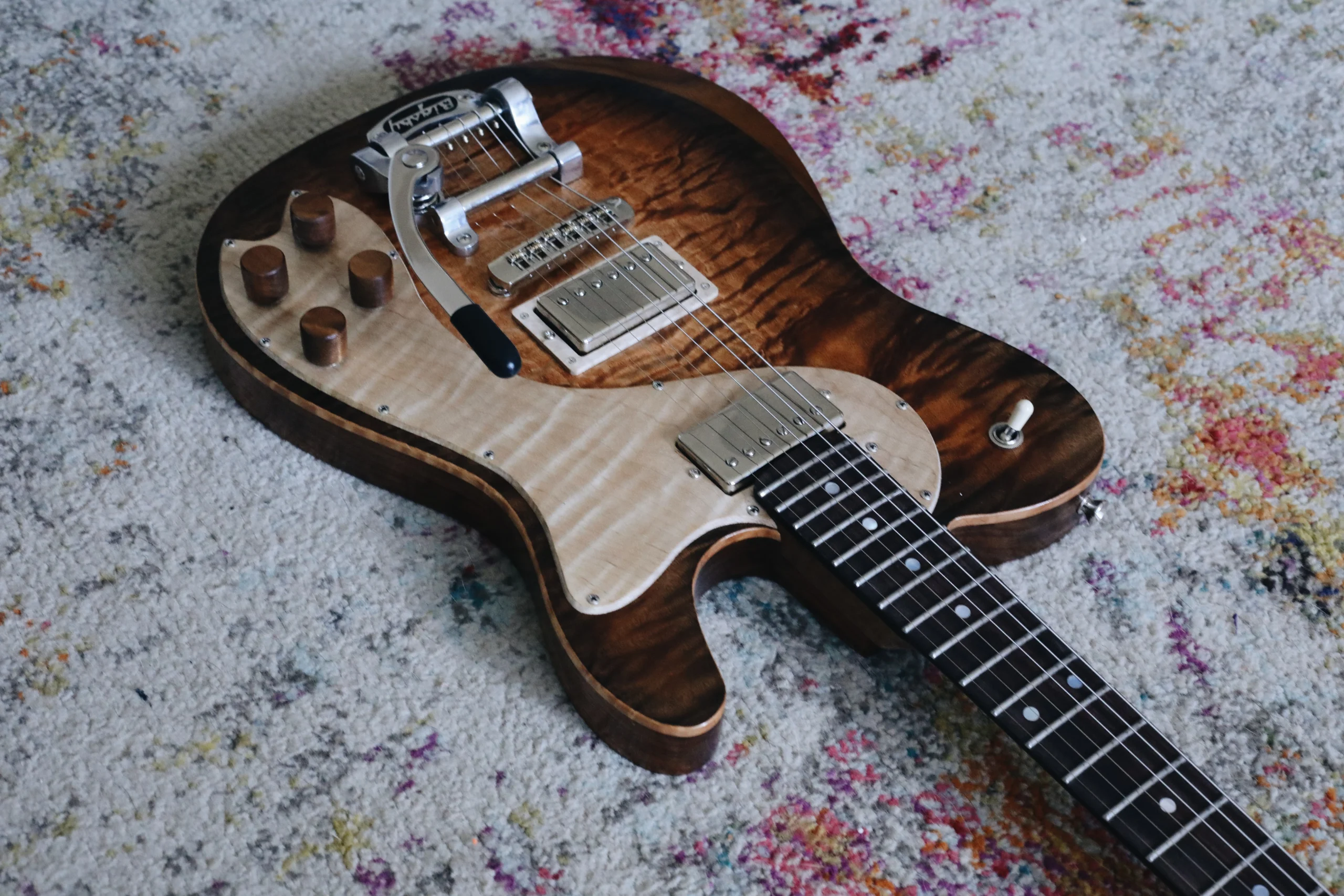 Clarus | Honey Burst — detail
